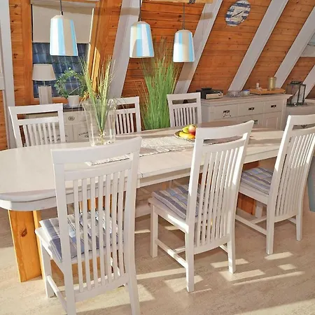 Zeltdachhaus Mit Grosser Terrasse