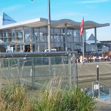Zeltdachhaus Mit Grosser Terrasse