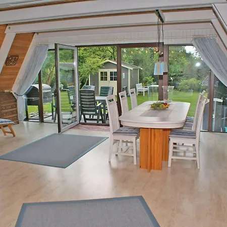 Zeltdachhaus Mit Grosser Terrasse